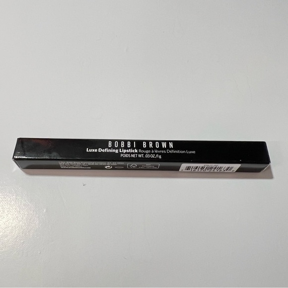 Bobbi Brown De Luxe Defining Lipstick Redefined
A classic neutral red. - Picture 6 of 9